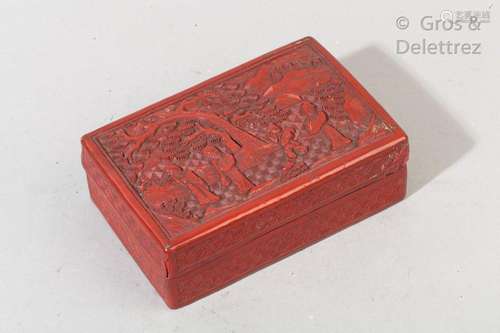 Boîte rectangulaire en laque rouge sculpté de trois sages et un enfant sur une terrasse. Accidents                                                                                                                                                                                                                                                                                                                         估价            80 - 120 EUR                                                                                                                                                                * 不计佣金。