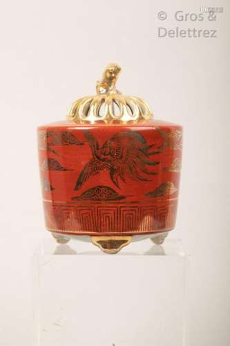 Brûle parfun en Kutani à fond rouge et motifs d'or de grues. Boîte en bois.                                                                                                                                                                                                                                                                                                                         估价            40 - 50 EUR                                                                                                                                                                * 不计佣金。