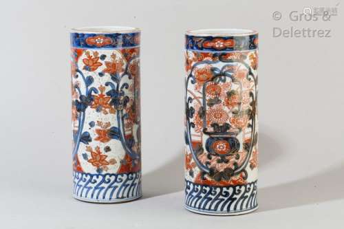 Japon, période Meiji Paire de vases cylindrique en porcelaine à décor Imari de paniers fleuris dans des réserves, sur fond feuillagé. Haut: 28cm                                                                                                                                                                                                                                                                                                                         估价            150 - 200 EUR                                                                                                                                                                * 不计佣金。