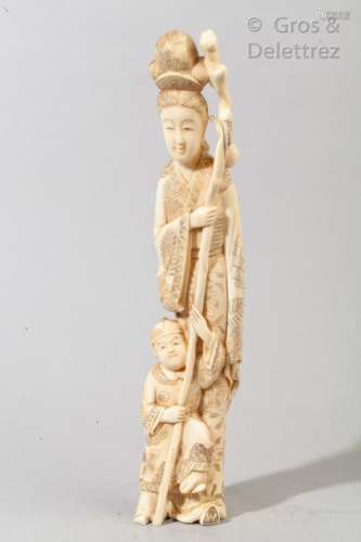 Japon, vers 1900 Okimono en ivoire marin de morse sculpté représentant une dame de la Cour et un enfant à ses côtés. Haut. 35,5 cm                                                                                                                                                                                                                                                                                                                         估价            80 - 120 EUR                                                                                                                                                                * 不计佣金。