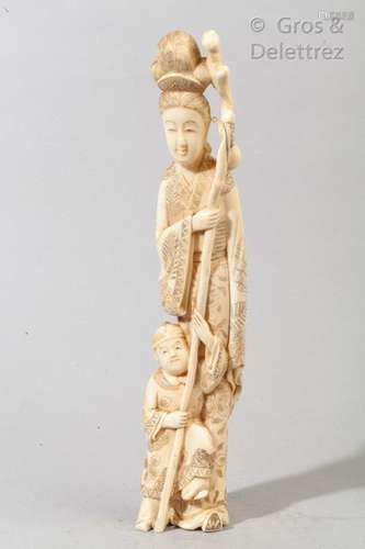 Japon, vers 1900 Okimono en ivoire marin de morse sculpté représentant une dame de la Cour et un enfant à ses côtés. Haut. 35,5 cm                                                                                                                                                                                                                                                                                                                         估价            80 - 120 EUR                                                                                                                                                                * 不计佣金。