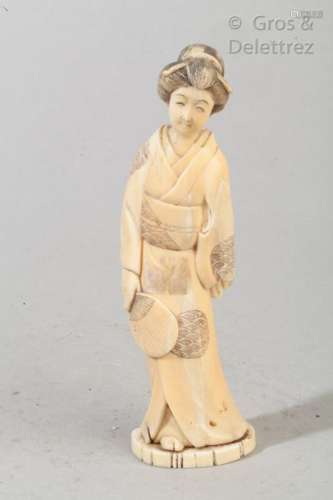 Okimono en ivoire marin représentant une Geisha debout tenant un éventail.  Japon, période Meiji  Haut: 18 cm                                                                                                                                                                                                                                                                                                                         估价            80 - 100 EUR                                                                                                                                                                * 不计佣金。