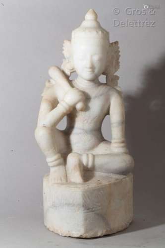 Divinité Indhou en marbre blanc assise en délassement tenant un gourdin.                                                                                                                                                                                                                                                                                                                         估价            300 - 400 EUR                                                                                                                                                                * 不计佣金。