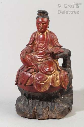 Chine, XVIIe-XVIIIe siècle Sujet en bois sculpté, laqué rouge, brun et or, représentant Guanyin assise sur un rocher et tenant un rouleau. H : 27,5 cm. (usure de la dorure et petits accidents)                                                                                                                                                                                                                                                                                                                         估价            100 - 200 EUR                                                                                                                                                                * 不计佣金。