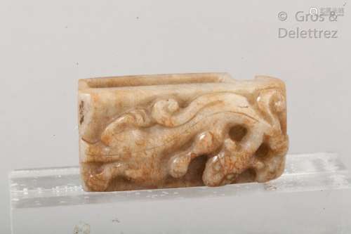 Chine, XIXe siècle Boucle de ceinture en jade beige surmonté d'un dragon en léger relief.  L. 6 cm                                                                                                                                                                                                                                                                                                                         估价            200 - 400 EUR                                                                                                                                                                * 不计佣金。