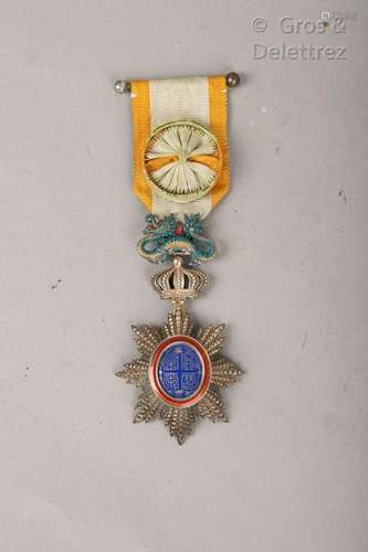 Insigne de chevalier de l'ordre du dragon d'Annan en argent d'un ruban de premier type (1886 à 1896) blanc bordé de chaque côté de deux liserés orange. Attribution militaire                                                                                                                                                                                                                                                                                                                         估价            200 - 300 EUR                                                                                                                                                                * 不计佣金。