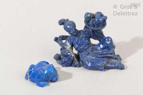 Lot de trois objets dont deux en lapis lazuli représentant une jeune femme aux pêches et une grenouille, le troisième étant un éléphant en cristal de roche. Chine. Accidents et manques.                                                                                                                                                                                                                                                                                                                         估价            120 - 150 EUR                                                                                                                                                                * 不计佣金。