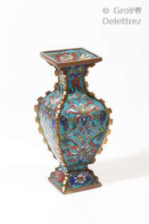 Chine, XVIIIe siècle Vase de forme gu à bordures ornée d'arêtes, en émaux cloisonnés sur cuivre, le décor polychrome représentant des fleurs de lotus  H. 12,5 cm                                                                                                                                                                                                                                                                                                                         估价            200 - 300 EUR                                                                                                                                                                * 不计佣金。