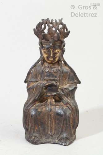 Chine, période Ming, XVIIe siècle  Sujet en bronze doré représentant Guanyin assise tenant un disque dans ses mains.  H. 24 cm                                                                                                                                                                                                                                                                                                                         估价            250 - 350 EUR                                                                                                                                                                * 不计佣金。