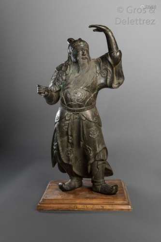 Chine, XVIII-XIXe siècle Important sujet en bronze de patine brune, représentant Guandi, la main gauche en l'air, regardant l'horizon.  H. 67,5 cm (Manque sa halebarde)                                                                                                                                                                                                                                                                                                                         估价            600 - 800 EUR                                                                                                                                                                * 不计佣金。