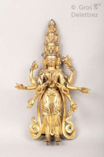 Chine, XIXe siècle Statuette en bronze doré, représentant Avalokitesvara, huit bras et neuf têtes, surmontées de la tête de Mahakala et de la réminiscence de Bouddha, debout sur une base lotifomre, tenant un lotus et un vase à offrandes, les mains principales en prière.  H. sans socle 28,3 cm (attributs manquants)                                                                                                                                                                                                                                                                                                                         估价            1 500 - 2 000 EUR                                                                                                                                                                * 不计佣金。