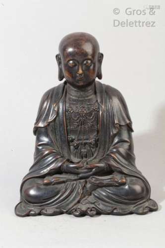 Sujet en bronze représentant un bouddha assis dans le geste de la prise de la terre à témoin sur un importante base. On y joint une tête en pierre sculptée.  Thailande, fin XIXème Haut: 30cm et 17,5cm                                                                                                                                                                                                                                                                                                                         估价            80 - 100 EUR                                                                                                                                                                * 不计佣金。