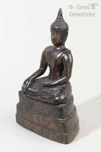 Thaïlande, Xxe siècle.  Deux Bouddha en bronze de patine brune assis en médiation sur un lotus, les mains en bhumisparsa mudra, l'un dans Sukhothai, l'autre dans le style nord Thaïlande-Laos.  H : 48 et 24 cm.                                                                                                                                                                                                                                                                                                                         估价            100 - 200 EUR                                                                                                                                                                * 不计佣金。