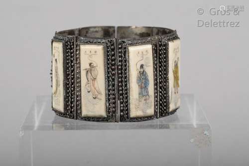 Chine, début XXe siècle Bracelet articulé en cuivre argenté orné de huit plaques en ivoire finement sculptées, à décor ciselé et rehaussé de couleurs, représentant les huit Immortels.  Dim. des plaques : 3,6 x 0,8 cm Long. 19 cm                                                                                                                                                                                                                                                                                                                         估价            150 - 200 EUR                                                                                                                                                                * 不计佣金。