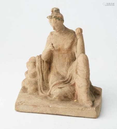 Statuette representing a seated woman. Roman style…