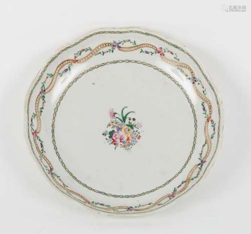 CHINA. Round plate with polylobé rim in porcelain …