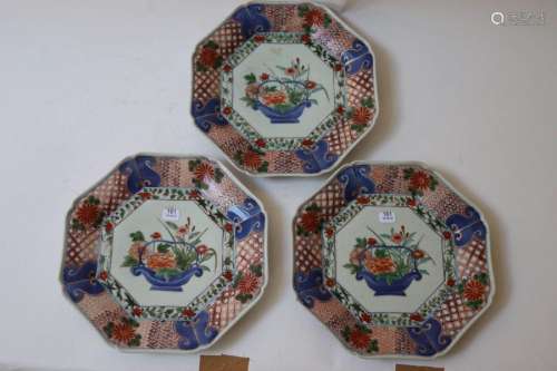 Suite of three octagonal porcelain plates with pol…