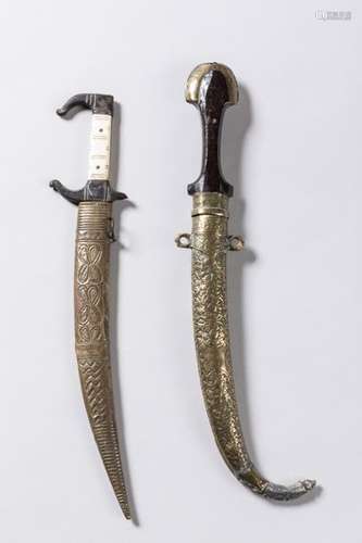 Set of two daggers: n Traditional 