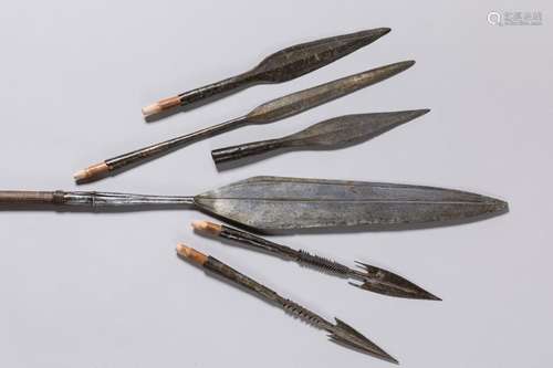 Lot composed of an old spear (163 cm) and spearhea…