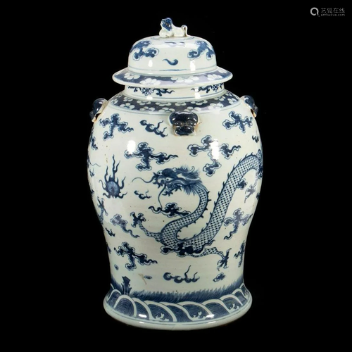 A 18th-/19th century blue and white 'dragon' jar