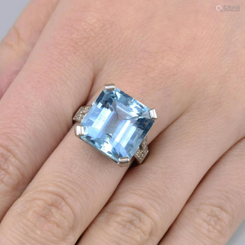 An 18ct gold aquamarine and diamond rin…