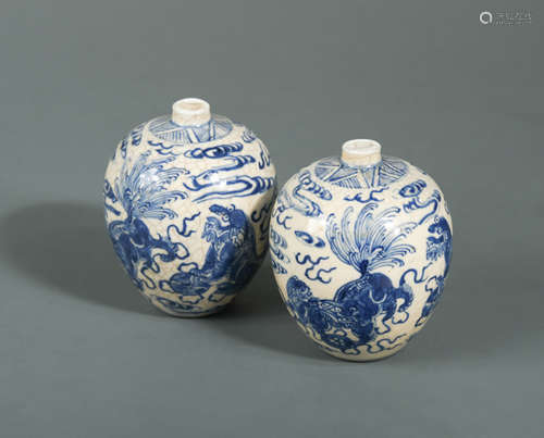 A pair of Chinese soft paste blue and white porcelain small vases, late Qing Dynasty/early 20th