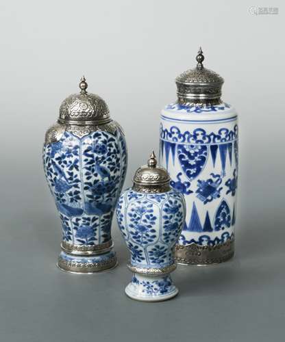 A Chinese blue and white export porcelain vase, Kangxi (1662-1722),