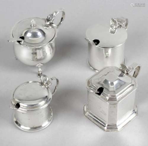 An Edwardian silver mustard pot of plain drum form with shell thumb-piece,