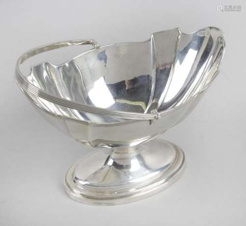 An Edwardian silver swing-handled sugar basket,