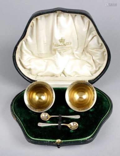 A cased Edwardian set of silver salts,