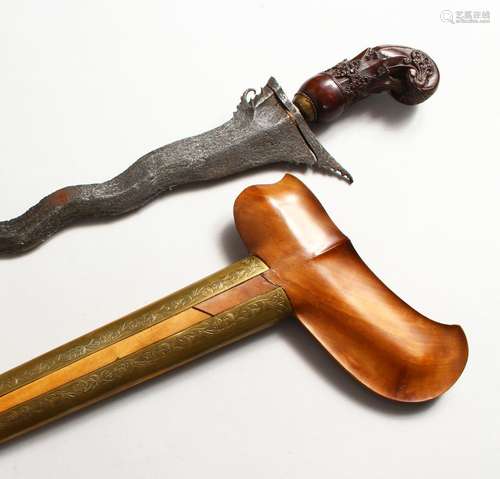 A GOOD 19TH CENTURY INDONESIAN KRIS DAGGER, with an olive wood and chased brass scabbard, and a