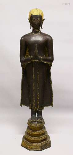 A VERY FINE AND LARGE 18TH CENTURY THAI BRONZE FIGURE OF BUDDHA, in an upright stood position