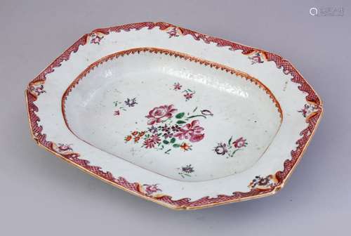 A GOOD 18TH CENTURY QIANLONG CHINESE FAMILLE ROSE PORCELAIN DISH, decorated with floral decor,