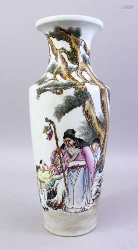 A GOOD CHINESE REPUBLIC STYLE FAMILLE ROSE PORCELAIN VASE, decorated with scenes of figures in