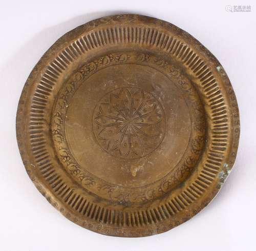 A 19TH CENTURY INDAIN BRASS CHARGER / DISH, with embossed decoration, 21.5cm