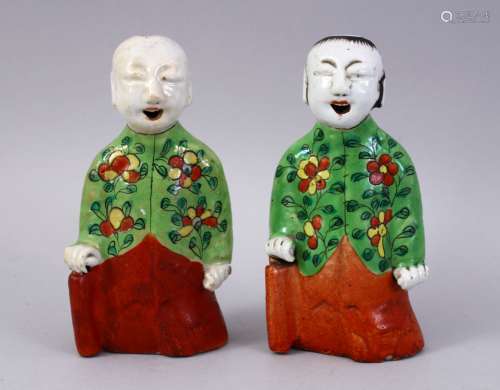 A GOOD PAIR OF 19TH CENTURY CHINESE FAMILLE VERTW PORCELAIN BOY FIGURES, 15cm.