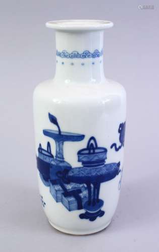 A GOOD CHINESE KANGXI STYLE BLUE & WHITE PORCELAIN VASE, the body of the vase decorated with