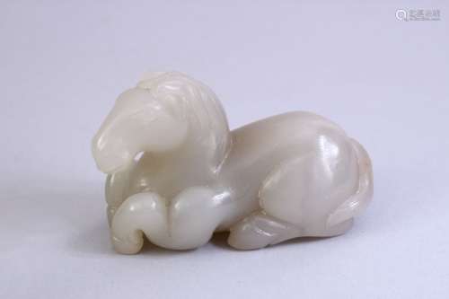 A GOOD CHINESE CARTVED JADE FIGURE OF A RECUMBENT HORSE, 7CM