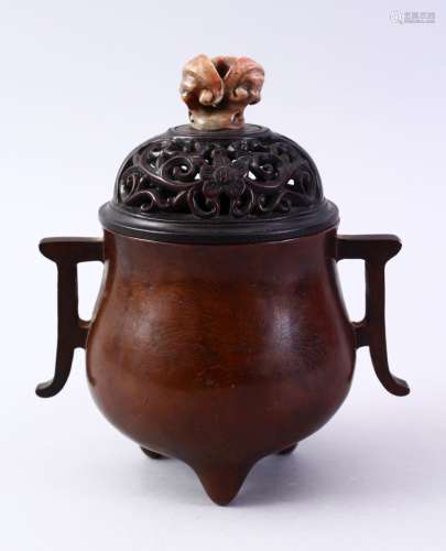A GOOD CHINESE BRONZE TWIN HANDLE CENSER & COVER AND FINIAL, the bronze censer with triple moulded
