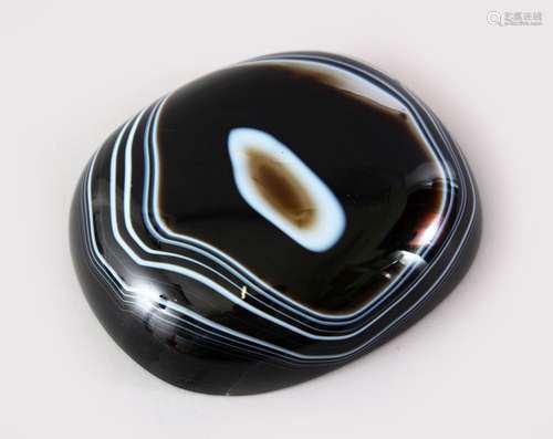 A RARE AND LARGE CHINESE BANDED AGATE STONE, 14cm