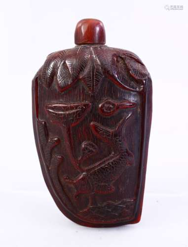 A LARGER CHINESE CARVED HORN SNUFF BOTTLE, with fish decoration, 10cm