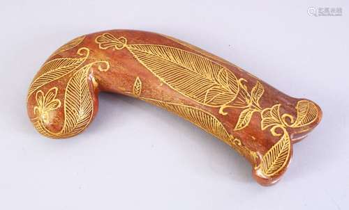 A GOOD EARLY 20TH CENTURY INDIAN MUGHAL CARVED JADE DAGGER KHANJAR HANDLE, the body of the curving