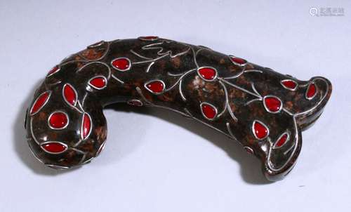 A GOOD EARLY 20TH CENTURY INDIAN MUGHAL CARVED JADE DAGGER KHANJAR HANDLE, the body of the curving