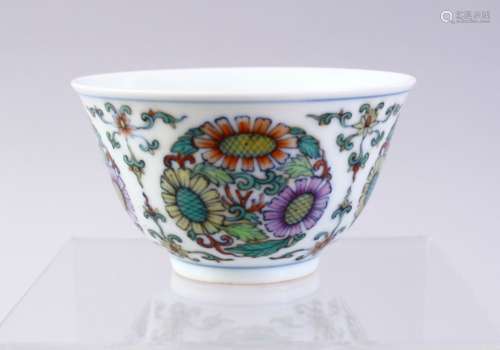 A CHINESE DOUCAI DECORATED CHRYSANTHEMUM PORCELAIN CUP, decorated with roundels of floral