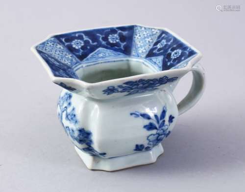 A GOOD CHINESE 18TH / 19TH CENTURY BLUE & WHITE PORCELAIN JUG, decorated with floral decoration,