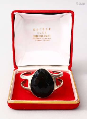 A GOOD 20TH CENTURY CHINESE SOLID SILVER BRACELET WITH BLACK STONE, the bracelet with hallmarks