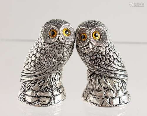 A PAIR OF CAST SILVER PLATED NOVELTY OWL SALT AND PEPPERS.