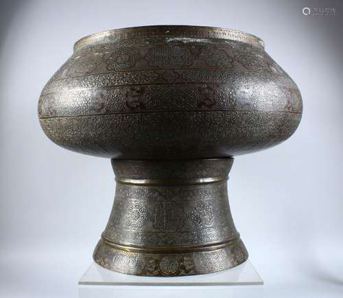 A VERY FINE LARGE 18TH/19TH CENTURY SILVER INLAID BRONZE ISLAMIC CAIROWARE BOWL ON ORIGINAL CIRCULAR