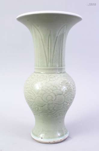 A GOOD 18TH CENTURY CHINESE KANGXI PERIOD CELADON PORCELAIN YEN YEN VASE, the body of the vase