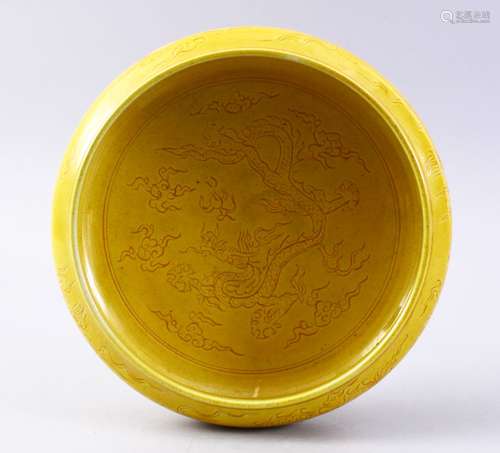 A CHINESE YELLOW GROUND MING STYLE DRAGON PORCELAIN BRUSH WASH, the base with a six characetr